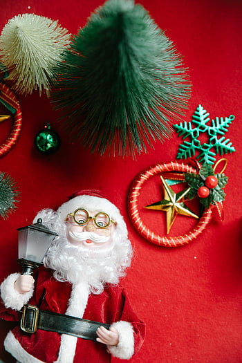 panenka santa claus, vánoční dekorace, červený stůl, Slavnostní příležitosti, santa figurka, vánoční ozdoby, červené pozadí, Dovolená dekor, vánoční téma, Slavnostní displej, prázdninová sezóna