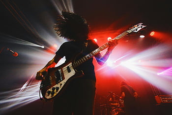 live -konsertti, basisti toiminnassa, vilkkaat lavavalot, voimakas konsertti, näyttämö, rock-muusikko, konsertti-valokuvaus, elävää musiikkia, näyttämövalaistus, Rock-bändi, bassokitara