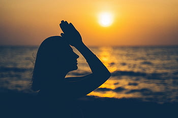slunce silueta, Žena praktikující jógu, pláž západ slunce, klidná scéna, klidné scény, zvedl ruce, silueta jógy, pláž jóga, Sunset jóga, západ slunce oceánu, klidný okamžik