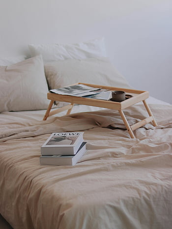livres, table de lit, Lit double, chambre confortable, tasse de café, les journaux, plateau en bois, configuration confortable, lire au lit, routine matinale, espace de relaxation