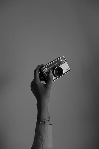 kvinde hånd, vintage kamera, neutral baggrund, sort og hvid, fotografering, retro kamera, kodak, Instamatisk kamera, klassisk kamera, Håndholdningskamera, monokromt billede