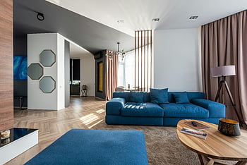 moderne wohnung, blaues Sofa, zeitgemäßes Dekor, Geräumiges Wohnzimmer, Holztisch, blauer Teppich, zeitgenössische Möbel, modernes Interieur, Wohnzimmer Design, Holzboden, zeitgenössisches Wohnzimmer