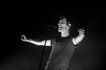 muž zpěv, fotografie ve stupních šedi, mikrofon, výkon, Černý a bílý, koncert, etapa, Vášnivý zpěvák, živá hudba, Expresivní gesto, umělec