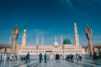 Moskee van de Profeet, medina, heldere blauwe lucht, bezoekers, islamitische architectuur, Saoedi-Arabië, Religieuze plaats, heilige plek, minaretten, groene koepel, bedevaartsoord