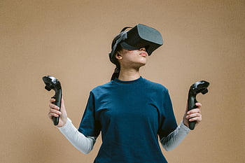 réalité virtuelle, casque, contrôleurs, session de jeu, jeune femme, engagé, jeux de réalité virtuelle, contrôleurs de casque, expérience immersive, Technologie de réalité virtuelle, technologie de jeu