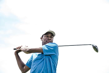 afroamerické muže, modré triko, hraní golfu, Střední swing, jasná obloha, golfový klub, venkovní aktivita, sportovní, rekreace, kurz golfu, atletický