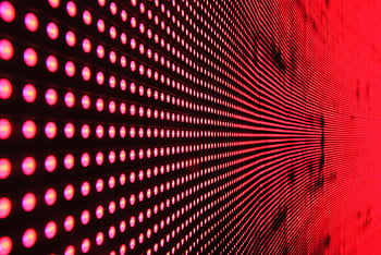 röda pricklampor, svart yta, livligt abstrakt mönster, upplysta röda LED -lampor, dynamisk design, röd led, abstrakt konst, ljuskonst, modern konst, digital konst, ljus display