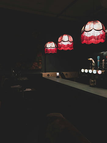 lampade a sospensione bar, Bar debolmente illuminata, Lampade rosse vintage, Design elegante, bar interno, acceso lampade, illuminazione a barre, arredamento da bar, illuminazione dell'ambiente, Atmosfera da bar, Luci a sospensione rossa