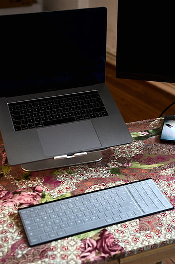 現代のネットブック、 キーボード、 テーブル、 ハイアングル、 スタイリッシュなワークスペース、 ノートパソコン、 パターン化されたテーブルクロス、 ワークスペース設定、 コンピュータアクセサリー、 机のセットアップ、 オフィス設備