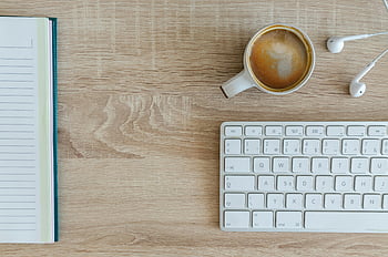 cană de cafea, plat, spațiu de lucru, birou de lemn, tastatură, caiet, vedere în unghi mare, casti, configurarea biroului, productivitate, birou minimalist
