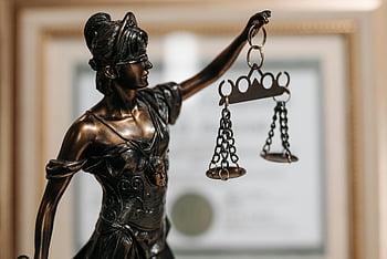 Figurka Themis, Biuro prawników, Brązowa dama sprawiedliwości, trzymanie skal, środowisko biurowe, Statua z bliska, symbol prawny, Skale sprawiedliwości, Statua Themis, Statuła z Bronzu, wystrój biura