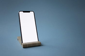 Smartphone, leerer Bildschirm, Holzständer, technische Anzeigen, minimalistisches Design, Schlankes Smartphone, einfache Kulisse, technisches Produkt, Mobilgerät, Ausstellungsstand, Moderne Technologie
