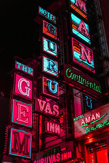 sinalização do hotel, Placas de neon, período noturno, luzes coloridas, hotéis da cidade, cores vivas, iluminação dinâmica, sinalização led, exterior do edifício, Vida noturna urbana, Anúncios de hotel