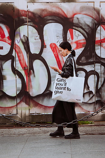 fashionable woman, street art, Milan, gift bag, chic, urban life, trendy accessories, graffiti, walking, modern, street photography