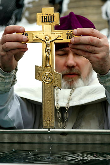 pravověrný kněz, zlatý kříž, obřad požehnání vody, Venkovní obřad, náboženský ceremoniál, křesťanský kříž, kněz namáčení kříže, požehnání vody, náboženský rituál, ortodoxní křesťanství, venkovní požehnání