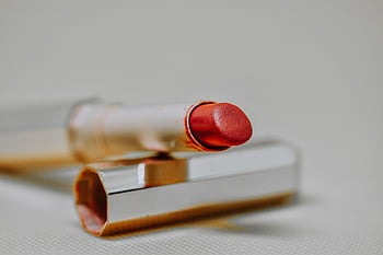 rossetto, trucco, cosmetici, Fenty Beauty, rossetto rosso, glam, fascino, bellezza, prodotto di bellezza, avvicinamento, corallo