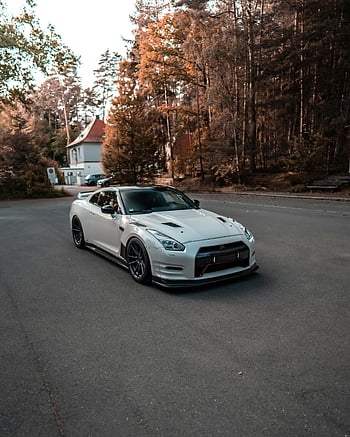 Nissan GT-R สีขาว, ถนนที่สวยงาม, ต้นไม้เขียวชอุ่ม, สีฤดูใบไม้ร่วง, การออกแบบที่เพรียวบาง, รถสปอร์ต, นิสสัน gt-r, รถสีขาว, ทิวทัศน์ฤดูใบไม้ร่วง, การถ่ายภาพถนน, รถถ่ายภาพ