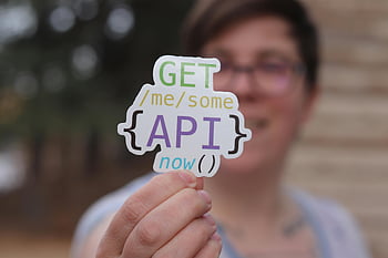 Cenová nabídka API, programátor, výřez papíru, Barevná nálepka, Téma API, detail, rozmazané pozadí, stromy, API nyní, Sežeň mi nějaké, api