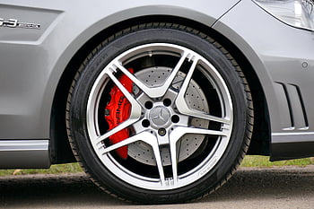 Mercedes-Benz, Amg tekerleği, siyah kauçuk, otomotiv tekerleği, lüks işçilik, Ayrıntılı yakın çekim, Araba tekerleği, mercedes-benz amg, kırmızı fren kaliperi, yüksek performanslı tekerlek, alaşım jant