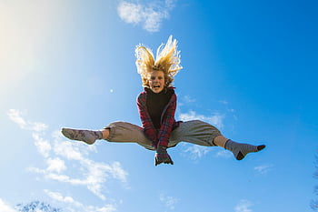 donna che salta, cielo blu, cielo sereno, la libertà, gioia, ragazza che salta, salto energico, attività all'aperto, giorno soleggiato, ragazza felice, aerotrasportato