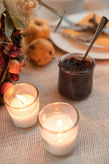 bougies, bocal en verre, aux chandelles chaleureuses, réglage de la table, confiture, décor confortable, décor d'automne, centre de table, atmosphère confortable, table d'automne, Ambiance aux chandelles