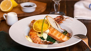 plátky citronu, bílá keramická deska, lososový pokrm, krevety jídlo, Gourmet Stol, Byliny citronu, vynikající jídlo, Mořské plody talíř, dobré jídlo, restaurace jídlo, zdravé jídlo