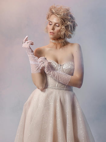 Žena v bílých květinových krajkových šatech, Elegantní šaty, krajkové rukavice, Stylová nevěsta, Svatební témata, bílé šaty, květinové krajky, Elegantní svatební šaty, krajkové svatební šaty, svatební šaty, Elegantní nevěsta