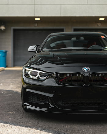 černá bmw, sedan, zaparkováno, garážová vrata, městské oblasti, detail, auto, vozidlo, čelní pohled, budova, ulice