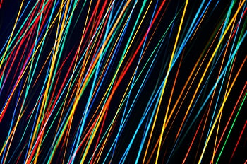 カラフルな光の縞、 抽象的なイメージ、 鮮やかなディスプレイ、 ダイナミックな構成、 暗い背景、 多色の線、 光の道、 芸術的なデザイン、 現代美術、 視覚効果、 ネオンカラー