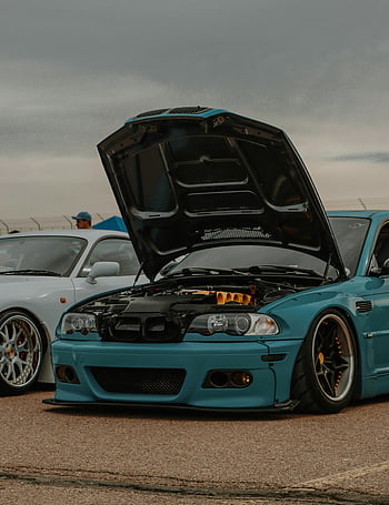 Modré BMW M3, otevřená kapuce, venkovní akce s auty, zaparkované auto, motor auta, Přehlídka aut, automobilový displej, výkonné auto, automobilový nadšenec, výstava vozidel, modré auto