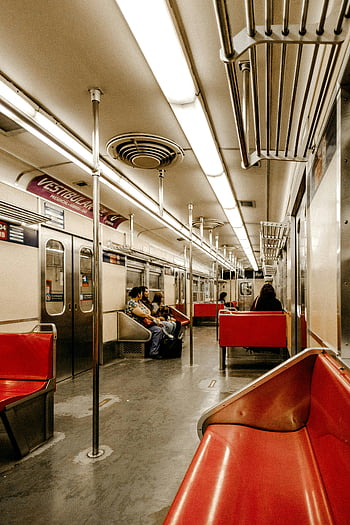 interno del treno della metropolitana, passeggeri seduti, Trasporti pubblici urbani, spazioso treno della metropolitana, sedili rossi, metropolitana, trasporto pubblico, vista interna, scena urbana, passeggeri della metropolitana, treno interno