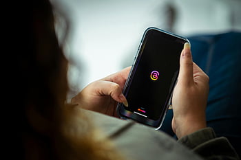 žena, chytrý telefon, aplikace sociální média, detail, drží telefon, při pohledu na obrazovku, mobilní zařízení, Rozhraní aplikace, digitální interakce, využití technologie, osoba používající telefon