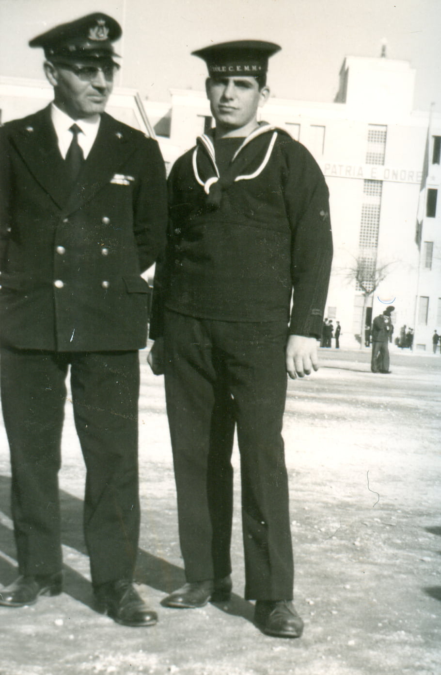 námořní uniformu, námořník, Vojenský důstojník, Černý a bílý, venkovní, budova, ulice, formální oblečení, čepice, jednotné detaily, stáli