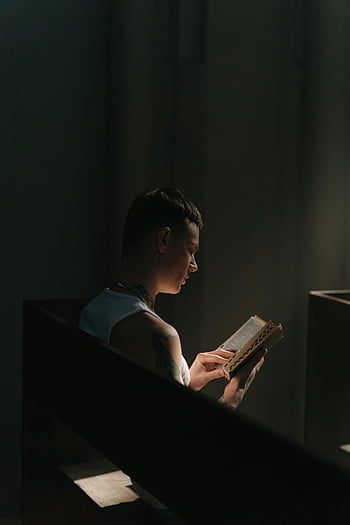 bărbat în maiou, lectură biblie, biserica pew, slab luminat, atmosferă contemplativă, tânăr, Lectură religioasă, moment spiritual, Lumina interioară, studiu biblic, Cadru pașnic