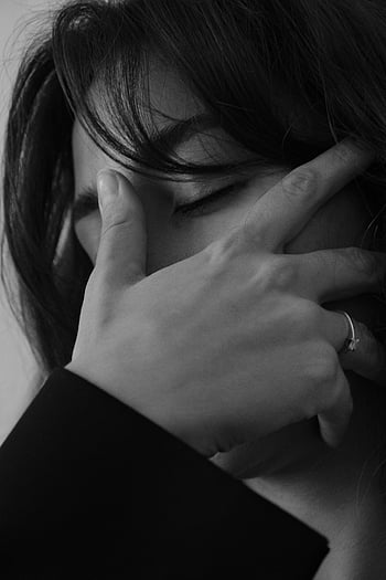 اسود و ابيض،  صورة،  النساء،  تشكل فني،  يدا على وجهه،  عيون مغلقة،  أحادية اللون،  قريب،  التعبير العاطفي،  حلقة،  التصوير الفني