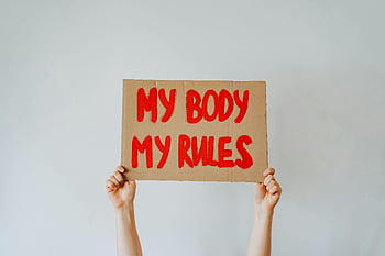 tiltakozás jele, A testem a szabályaim, felhatalmazó üzenet, barna poszter, személyt tartó jel, testi autonómia, tiltakozás, aktivizmus, feminista üzenet, tiltakozó művészet, tiltakozó plakát