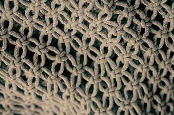 πλεκτό κλωστοϋφαντουργικό, πλάγια όψη, λεπτομερές ύφασμα, μαγευτικό μοτίβο, πλεκτή υφή υφάσματος, κοντινή προβολή, υφαντική υφή, ύφασμα μοτίβο, περίπλοκο πλέξιμο, σχεδιασμός υφασμάτων, πλεκτό υλικό