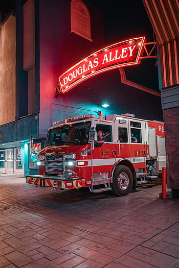 camion dei pompieri, Douglas Alley, reno nv, scena notturna, luci rosse vibranti, vigili del fuoco, contesto urbano, veicolo di emergenza, insegna al neon, vicolo della città, servizio paramedico