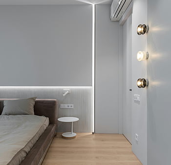 moderní ložnice, minimalistický dekor, měkké osvětlení, elegantní design, Relaxační atmosféra, nástěnné lampy, noční stolek, Současný interiér, neutrální barvy, dřevěná podlaha, moderní nábytek