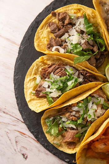 tacos, cibo messicano, coriandolo fresco, cipolle, salato, colpo del primo piano, Madrid, cucina messicana, tortillas, tacos di manzo, zeppe di lime