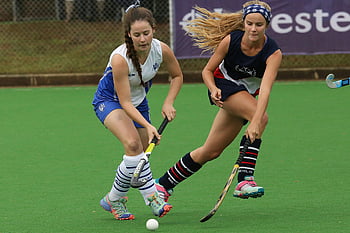hockey su prato, giocatrici, campo verde vibrante, colpo d'azione, gli sport, giochi all'aperto, concorrenza, donne atletiche, attrezzatura sportiva, movimento dinamico, lavoro di squadra