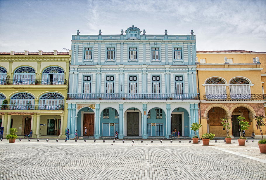 Havana, koloniální budovy, barevné fasády, historické architektury, Vibrující Havana, koloniální styl, městské krajiny, panoráma města, Architektonické dědictví, cíl cesty, kulturní památka