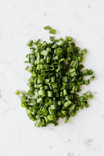 Čerstvá zelená cibule, nasekaná zelená cibule, Bílý mramorový povrch, čerstvé recepty, Recept na zelenou cibuli, Nakrájenou cibuli, Zelená ozdoba cibule, čerstvé suroviny, Kuchyňské ingredience, zdravé vaření, zelená cibule