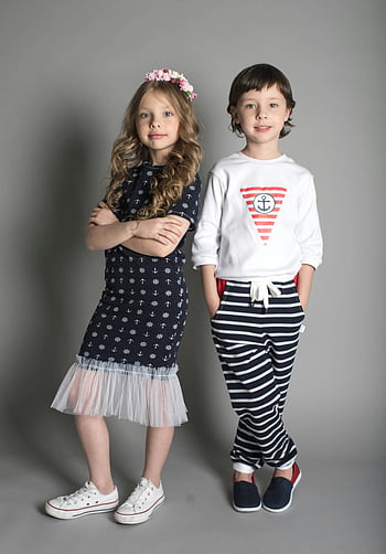 Abiti a tema nautico, vestito nero, Spesa bianca, pantaloni a strisce nere, bambini in posa, abiti eleganti, stile nautico, ragazza in abito nero, Ragazzo nella felpa bianca, moda nautica, la moda per bambini
