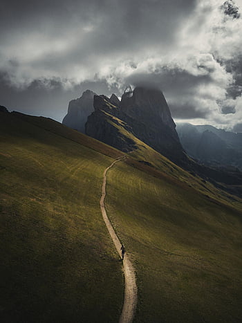 batůžkáři, osamělá stezka, hory, trentino-jižní tyrol, dramatické mraky, scénická stezka, turista, horské krajiny, venkovní dobrodružství, fotografování přírody, cestovní fotografie