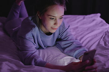 žena, ležet na posteli, pomocí mobilního telefonu, pyžama, chytrý telefon, fialové osvětlení, uvnitř, noc, uvolněný, ložnice, technologie
