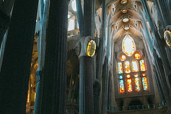 Sagrada Familia, plafond voûté, vitraux, intérieur de la cathédrale, Windows emblématiques, colonnes imposantes, architecture de Barcelone, édifice religieux, conception gothique, vue intérieure, intérieur de l'église