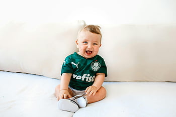 roztomilé dítě, usmívající se dítě, dítě na gauči, zelený sportovní dres, Indoor Baby Photo, hlídání dětí, dítě na pohovce, roztomilý dětský úsměv, dítě v dresu, dítě uvnitř, dítě na sobě dres