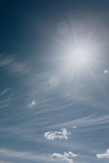 chiaro cielo blu, sole splendente, Nuvole sottili, Atmosfera serena, atmosfera pacifica, nuvole leggere, cielo estivo, nubi sparse, sole luminoso, giorno soleggiato, Tempo calmo