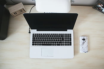 macbook, smartphone, scrivania, spazio di lavoro minimalista, il computer portatile, vista dall'alto, accessori da scrivania, cassa di marmo, impostazione dello spazio di lavoro, scrivania da ufficio, configurazione tecnologica